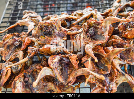 Quaglie alla griglia sulla griglia marinati / di Quaglie arrosto bird per cibi cotti Foto Stock