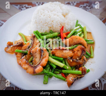 Mescolare il pesce fritto croccante e asparagi riso cotto su piastra Foto Stock