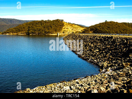 Muro di diga sul serbatoio di Tumut parte dello schema idroelettrico delle Snowy Mountains, vicino a Talbingo nel nuovo Galles del Sud, in Australia Foto Stock