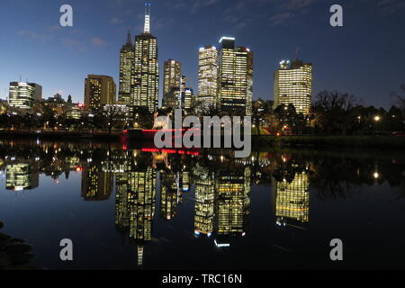 Melbourne Australia. Lo skyline della città si riflette nelle acque del Fiume Yarra al crepuscolo. Foto Stock