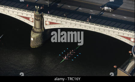 Melbourne Australia. I rematori posti lungo il fiume Yarra passare sotto il ponte di capi in Melbourne. Foto Stock