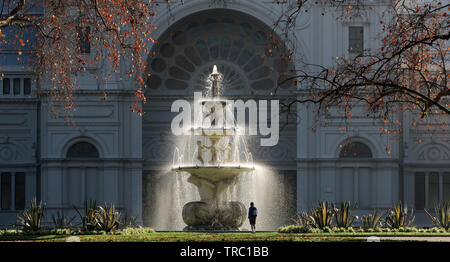 Melbourne Australia. Storica fontana nei giardini Carlton, con Royal mostre edificio in background. Foto Stock