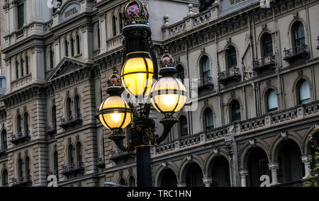 Melbourne Australia. Lampade storico al di fuori il Windsor Hotel nella città. Foto Stock