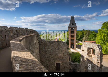Castello di Frankenstein (Burg Frankenstein), un castello medievale situato in cima a una collina nella catena montuosa dell'Odenwald vicino a Darmstadt, nel sud dell'Assia, Germania. Foto Stock