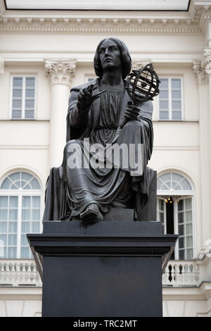 Nicolaus Copernicus Monumento a Varsavia, Polonia, statua in bronzo di astronomo polacco da 1830 tenendo un compasso e sfera armillare, Staszic Palace (1 Foto Stock