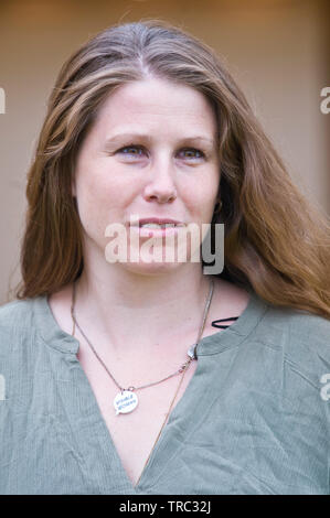 Caroline Criado-Perez OBE, nato brasiliano, attivista femminista e giornalista britannico, ha ritratto a Hay Festival Hay su Wye Powys Wales UK Foto Stock