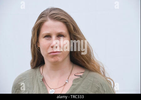 Caroline Criado-Perez OBE, nato brasiliano, attivista femminista e giornalista britannico, ha ritratto a Hay Festival Hay su Wye Powys Wales UK Foto Stock