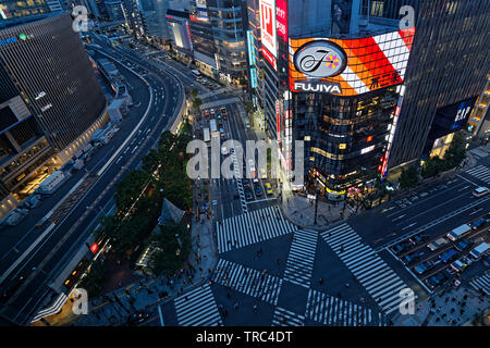 TOKYO, Giappone, 13 Maggio 2019 : Ginza attraversando di notte. La maggiore area di Tokyo si è classificato come la più popolosa area metropolitana del mondo. Foto Stock