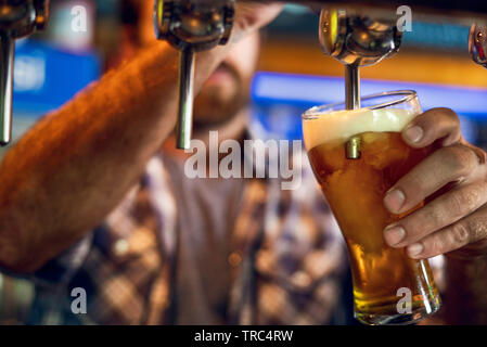 Disegno uomo birra da toccare Foto Stock