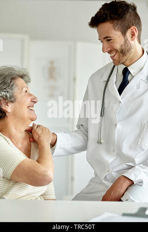 Medico consolante donna senior Foto Stock