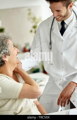 Medico consolante donna senior Foto Stock