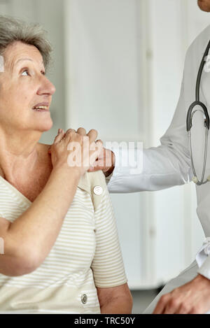 Medico consolante donna senior Foto Stock