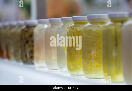 Diverse conserve alimentari, verdure sott'olio in vasi Foto Stock
