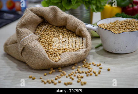 I fagioli di soia in una sacca di tela e pot Foto Stock