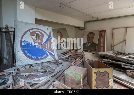 Cartelloni comunista in Energetik Palazzo della Cultura nel Pripjat Chernobyl Zona di esclusione, Ucraina Foto Stock