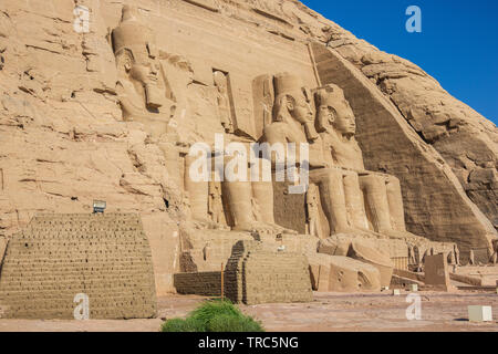 Vista laterale del Grande Tempio di Ramesse II ad Abu Simbel Foto Stock