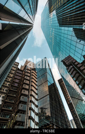 Guardando verso l'alto-moderni grattacieli del quartiere finanziario della City di Londra, Inghilterra Foto Stock