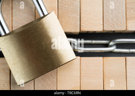 Blocchi di legno e la catena e lucchetto. Cryptocurrency blockchain security concetto astratto. Copia spazio sulla destra. Foto Stock