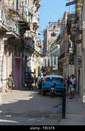 Strade affollate di l'Avana Vecchia (Havana Vieja), Cuba, Caraibi Foto Stock