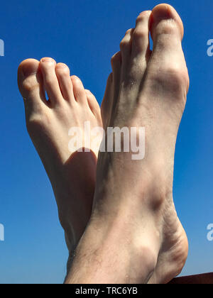 Piedi incrociati, chill out, relax, estate su un balcone Foto Stock
