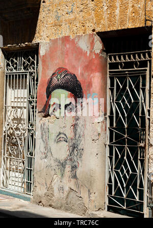 Murale di Che Guevara dipinta sulla parete fatiscente del palazzo della vecchia Havana, Cuba, Caraibi Foto Stock