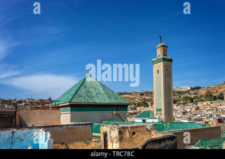 Vista aerea del tetto verde e minareto di Al Karaouine moschea di Fez, Marocco Foto Stock