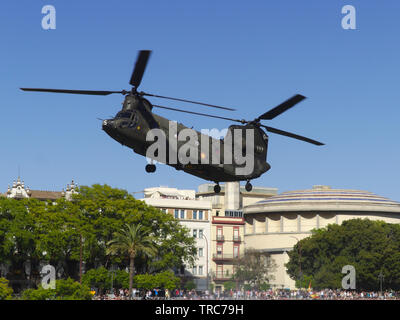 Siviglia, Spagna; 31 maggio 2019: CH47 elicottero Chinook dall esercito spagnolo militare nella mostra in occasione della giornata delle forze armate sul Foto Stock