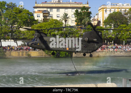 Siviglia, Spagna; 31 maggio 2019: CH47 elicottero Chinook dall esercito spagnolo militare nella mostra in occasione della giornata delle forze armate sul Foto Stock