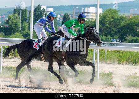 PYATIGORSK, RUSSIA - GIUGNO 02,2019: corsa di cavalli del premio tradizionale aperto su Pyatigorsk hippodrome.giostre master Mardanov jockey Imran e Guseinov Foto Stock