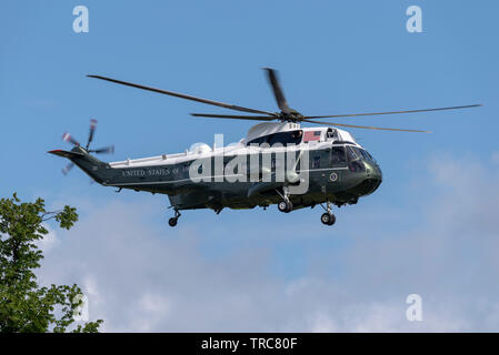 Il presidente statunitense Donald Trump arrivando per la visita di Stato a Winfield House, la residenza ufficiale dell'AMBASCIATORE STATUNITENSE PER IL REGNO UNITO Woody Johnson, scortati da unità militari per la sicurezza e il supporto. Il verde VH-3D Sea King elicottero VIP che trasportano Trump ha il nominativo "marine un' ma vola con un elicottero simile come decoy. Scortato da 2 US Army Chinook e elicotteri di polizia per la sicurezza. Il gruppo è arrivato su Winfield House, Regent's Park dall'aeroporto di Stansted, Essex Foto Stock