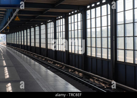 Struktur aus Metall und Glas der U-Bahnstation Jannowitzbrücke, Berlino. // Struttura di metallo e vetro per la stazione della metropolitana Jannowitzbrücke, Berlino. Foto Stock