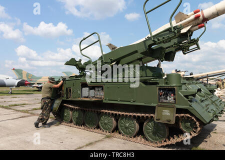 BUDAPEST/UNGHERIA - 05.18, 2019: SA-6 Kub lucrativa russo sistema missilistico di difesa show. Portelli laterali aperte, riparazioni ingegnere elettronico. Foto Stock