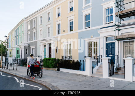 London, Regno Unito - 15 Maggio 2019: Inglese colorate case in stile vittoriano in Notting Hill è un quartiere di West London nel quartiere di Kensington e Chelsea Foto Stock