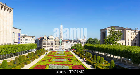 La gente vagare nei giardini del Mont des Arts Giardino Kunstberg Mont des arts Bruxelles Belgio UE Europa Foto Stock