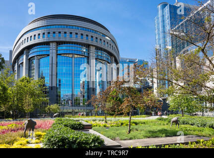 Edificio del Parlamento europeo a Bruxelles ,l'emiciclo del Parlamento europeo, Parc Leopold, Leopold Park, struzzo sculture Bruxelles,Belgio,UE,l'Europa Foto Stock