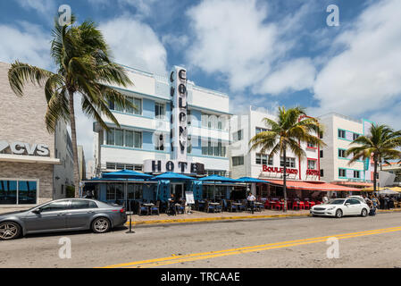 Miami, FL, Stati Uniti d'America - 19 Aprile 2019: Il Colony Hotel presso lo storico quartiere Art Deco di Miami con hotel, cafe e ristoranti su Ocean Drive nella mia Foto Stock
