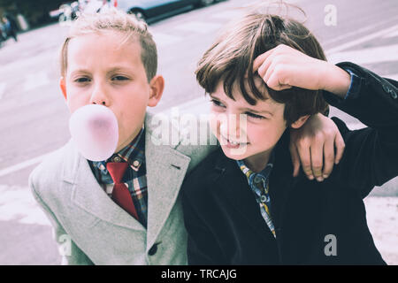 Imperia, Italia, 25/05/2019: street photography di ragazzi intorno alla città di Imperia fotografato mentre mangia la gomma da masticare Foto Stock