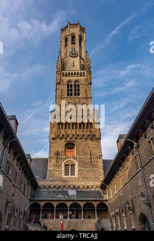 Le persone sono in attesa in linea a salire 83 metri di altissimo campanile di Bruges, il campanile medievale, che è il più ben noto punto di riferimento della città. Foto Stock