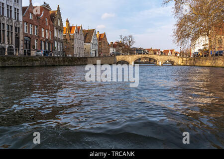 Old Street di Bruges con tradizionali case medievali, canal e bridge. La città di Bruges strade girato dalla barca. Foto Stock
