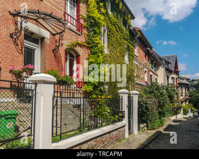 Piccola e pittoresca Via di Villa Montsouris a Parigi, Francia Foto Stock