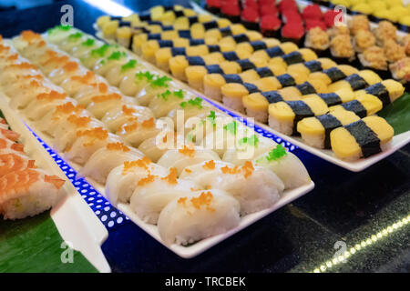 Ordinati di varietà sushi con pesce, gamberi, uovo con riso sul vassoio in ristorante Foto Stock