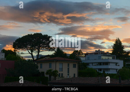 Scenic tramonto a Gentilino sul Ticino nella parte italiana della Svizzera Foto Stock