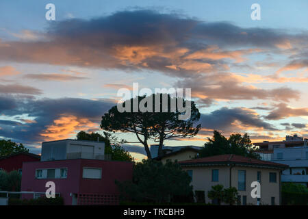 Scenic tramonto a Gentilino sul Ticino nella parte italiana della Svizzera Foto Stock