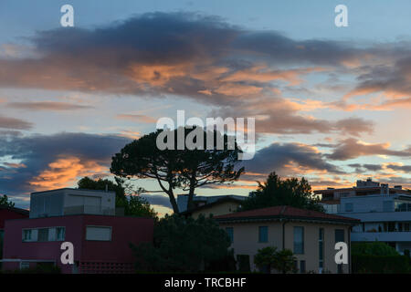 Scenic tramonto a Gentilino sul Ticino nella parte italiana della Svizzera Foto Stock