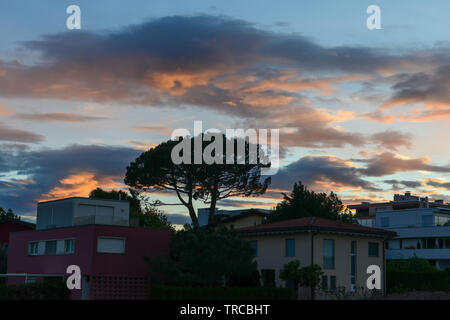 Scenic tramonto a Gentilino sul Ticino nella parte italiana della Svizzera Foto Stock