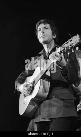 AMSTERDAM, PAESI BASSI: Leonard Cohen suona dal vivo sul palco ad Amsterdam, nei Paesi Bassi nel 1975 (foto Gijsbert Hanekroot ) Foto Stock