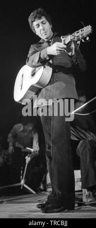 AMSTERDAM, PAESI BASSI: Leonard Cohen suona dal vivo sul palco ad Amsterdam, nei Paesi Bassi nel 1975 (foto Gijsbert Hanekroot / Redferns) Foto Stock