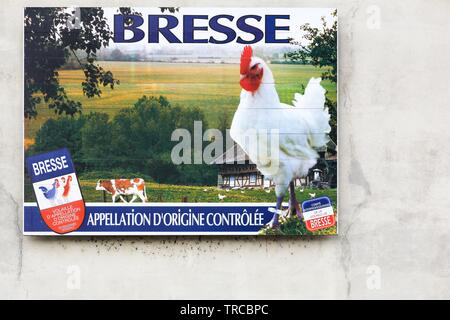 Vonnas, Francia - 22 Maggio 2018: Pubblicità per il famoso pollo di Bresse su una parete, Francia Foto Stock