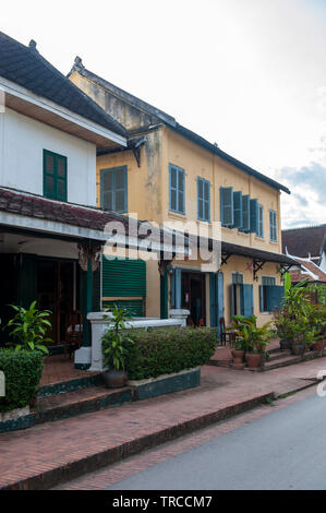 Una scena di strada con coloniale francese - costruita shop case nel centro di Luang Prabang, una città del Patrimonio Mondiale dell'Unesco per la sua architettura unica. Repubblica popolare democratica del Laos. Foto Stock