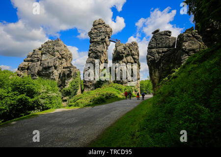 Horn-Bad Meinberg, Lipperland, Renania settentrionale-Vestfalia, Germania - Externsteine, una suggestiva roccia arenaria formazione nella foresta di Teutoburgo e come tali Foto Stock